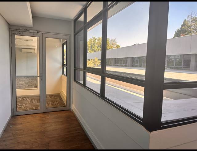 238M² OFFICE TO LET IN GREENSIDE